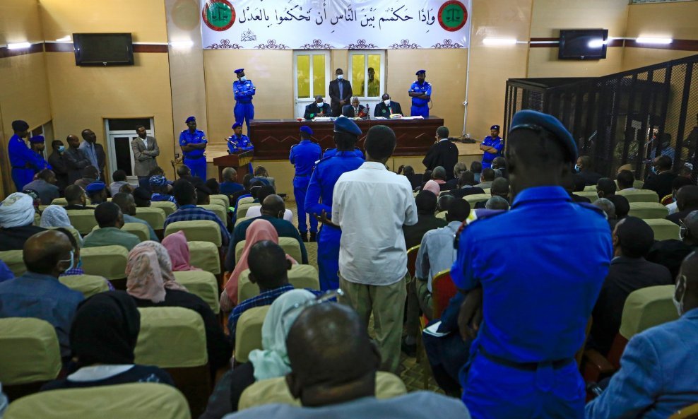 Suđenje svrgnutom predsjedniku Omaru al-Baširu i njegovim suradnicima.