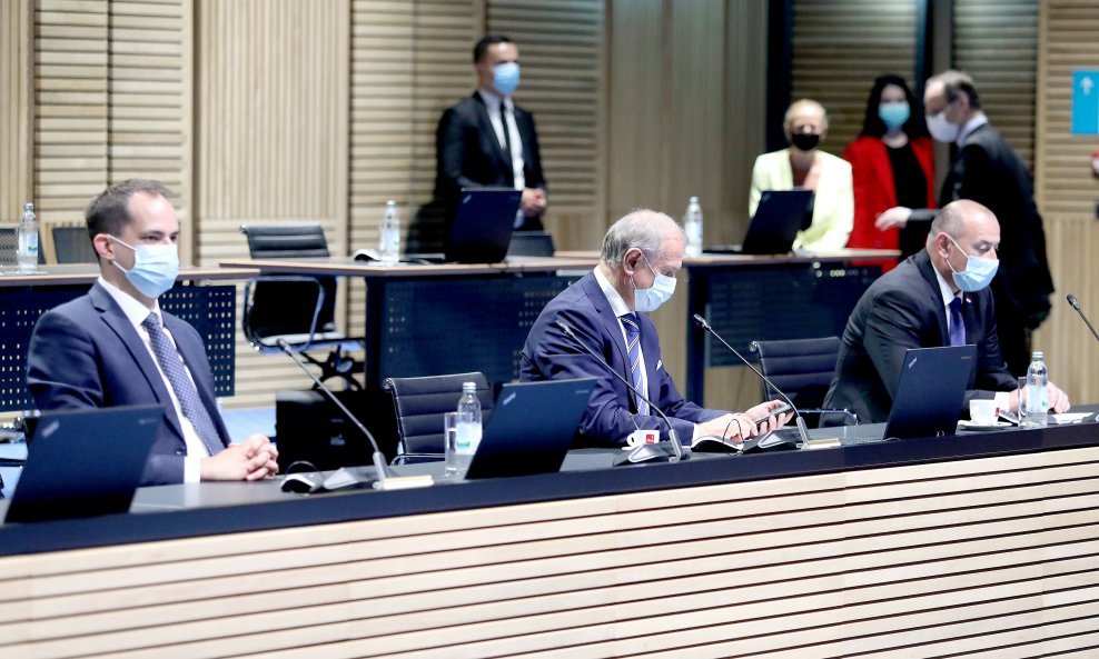 Ivan Malenica (lijevo) na sjednici Vlade 16. srpnja