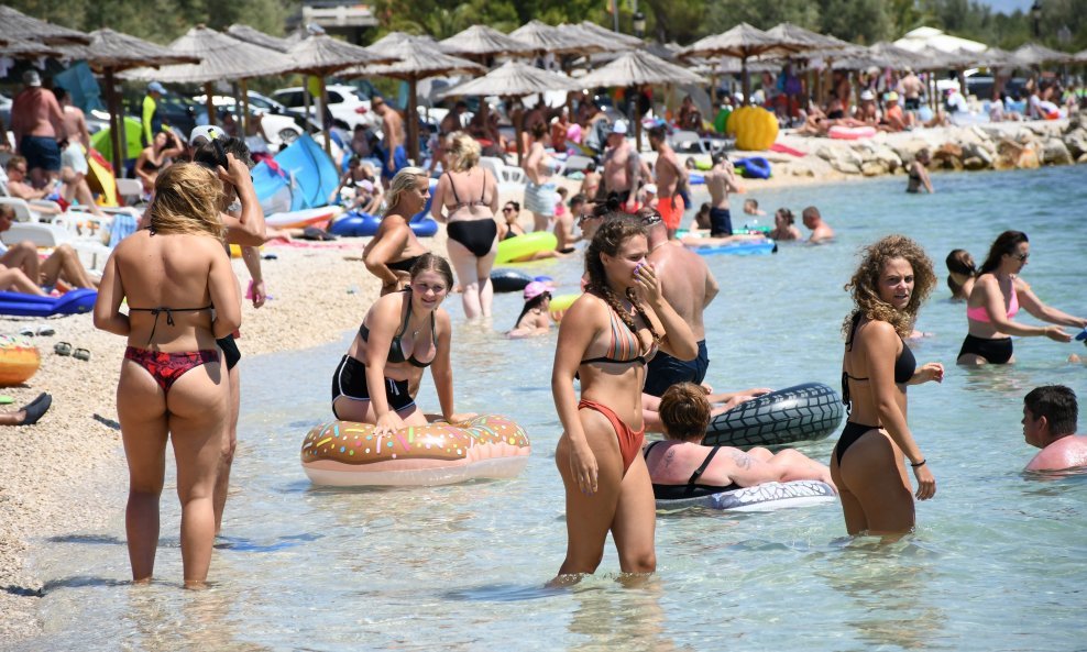 Popunjena plaža na otoku Viru