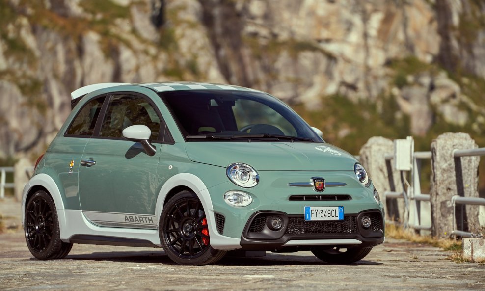 Abarth 695 70°Anniversario u počast 70. obljetnice marke Abarth ograničeno je izdanje u samo 1949 primjeraka