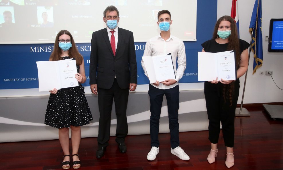Ministar znanosti i obrazovanja Radovan Fuchs dobitnicima uručio Nagrade Soljačić i Nagrade Sakač