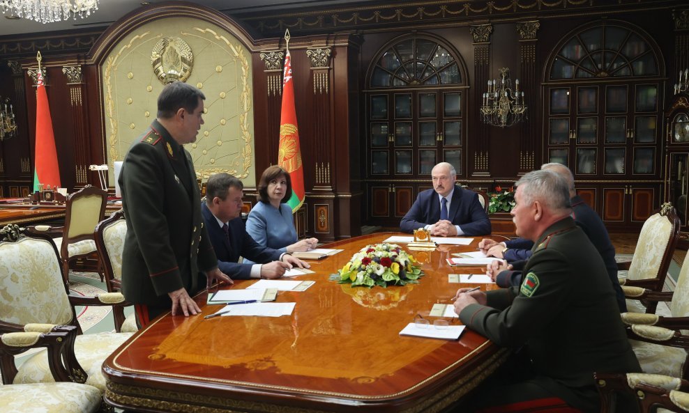 Aleksandar Lukašenko (sjedi na čelu stola)