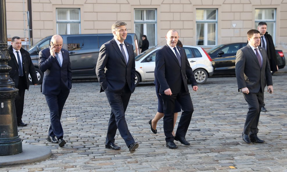 Andrej Plenković s najbližim suradnicima stiže u Banske dvore