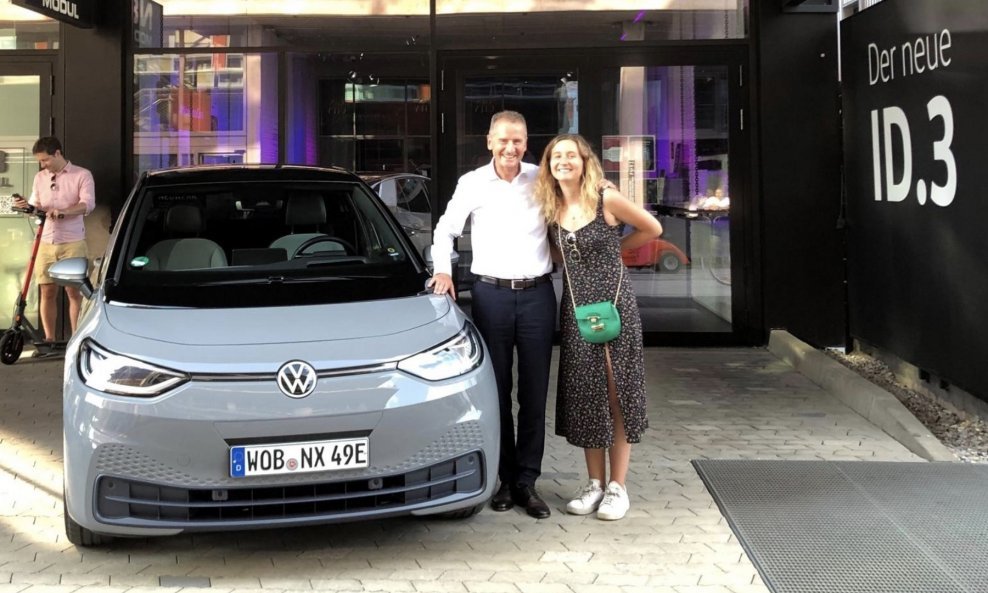 Herbert Diess i njegova kćer Caro preuzeli su VW ID.3 u pop-up trgovini u Münchenu i krenuli na odmor u Italiju