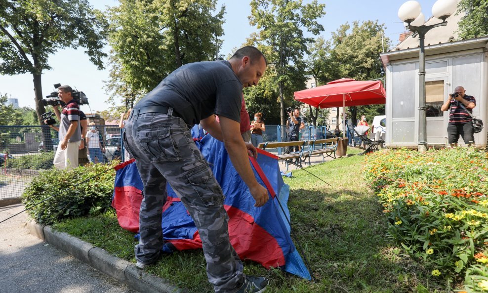 Roberto Mateš postavio je šator ispred Klaićeve bolnice