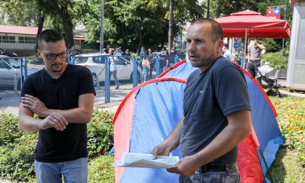 Roberto Mateš postavio šator ispred Klaićeve bolnice