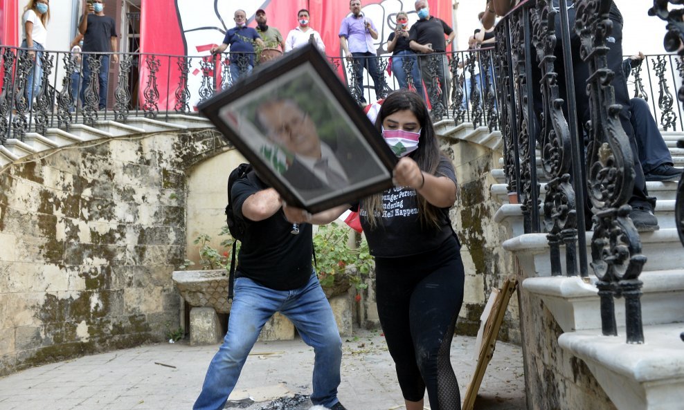 Prosvjednici lome slike predsjednika Aouna - ilustracija