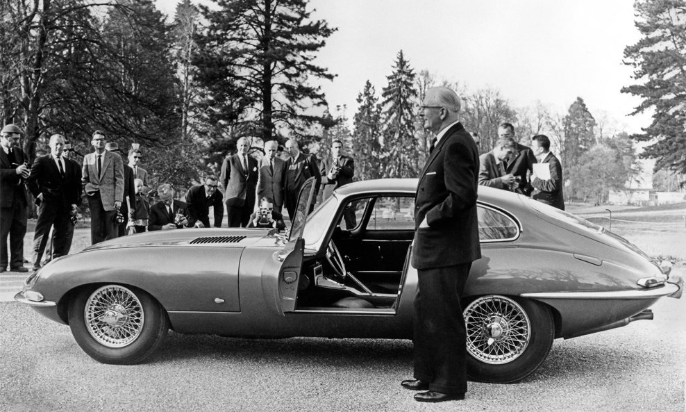 Jaguar E-type ‘9600 HP’ na svjetskoj premijeri u Parc des Eaux Vives, u Ženevi 1961. i osnivač Jaguara Sir William Lyons