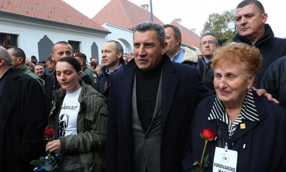 U Vukovaru su i trojica generala: Ante Gotovina, Mladen Markač i Ivan Čermak. Njih trojica nalaze se u koloni koju predvodi Stožer, no Gotovina je u razgovoru za HTV poručio: To nije bitno...