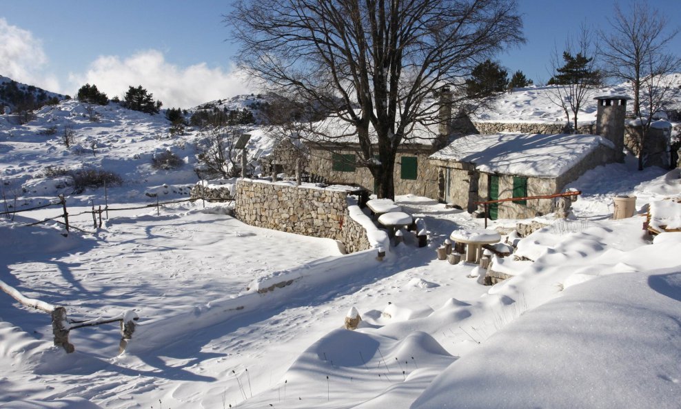 Pola metra snijega i sunčan dan privukli su brojne Makarane na Biokovo da uživaju u zimskim radostima. Okrijepiti se mogu u biokovskom stanu poput ovog na fotografiji 
