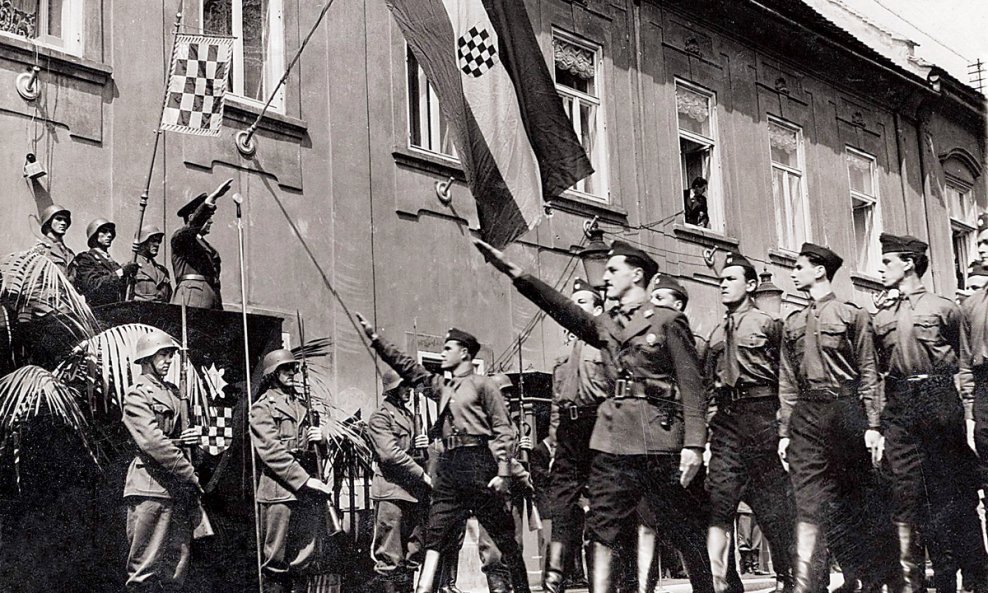 05  Mimohod ispred Banskih dvora; dr Ante Pavelić pozdravlja ustaše 1941. godine (MGZ).