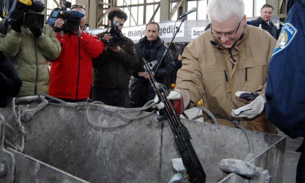 Ivo Josipović oružje