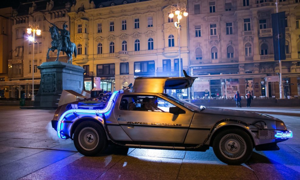 Najpoznatiji automobil iz buducnosti stigao na glavni trg u Zagrebu