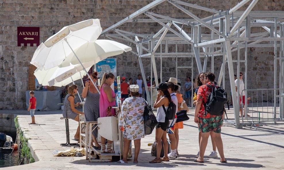 Turisti u Dubrovniku - ilustraci