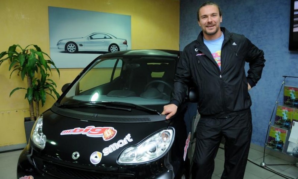 Mario Mlinarić obara Guinnessov rekord u guranju automobila 10