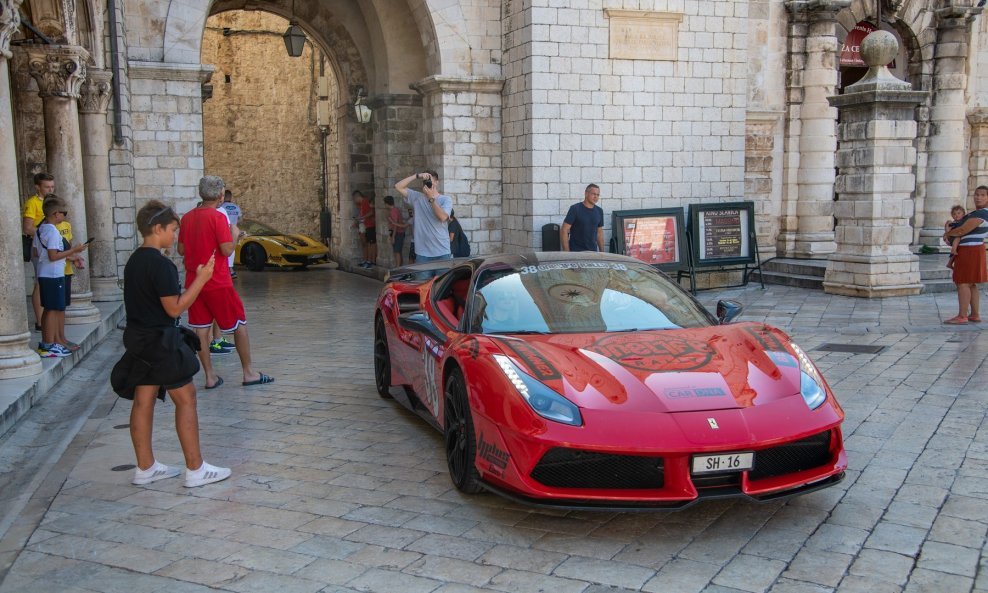 OneLife Rally i ulazak prekrasnih Ferrarija na Stradun jako je zainteresirao građane Dubrovnika i turista
