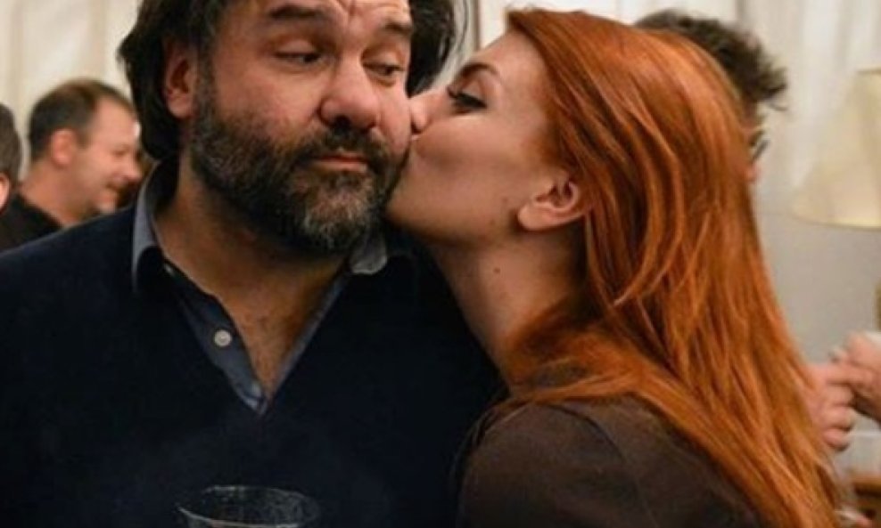 Ella se zaručila za svojeg 13 godina starijeg dečka, Charlesa Piercea