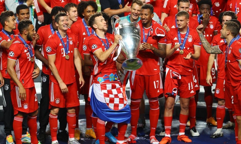 van Perišić s hrvatskom zastavom i peharom Lige prvaka te ostatkom momčadi Bayerna slavi u Lisabonu