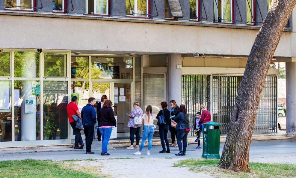 Nezaposleni ispred ureda HZZ-a