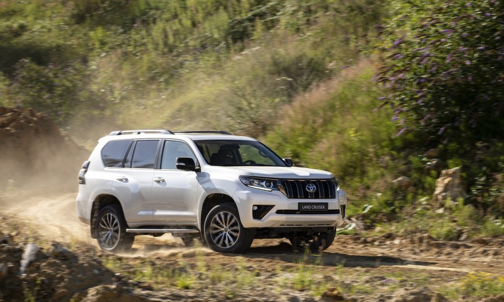 Toyotin legendarni Land Cruiser ostaje jedinstven po činjenici da objedinjuje izuzetnu kvalitetu, izdržljivost i pouzdanosti s terenskim sposobnostima bez premca i sve većom razinom prestiža, luksuza i udobnosti