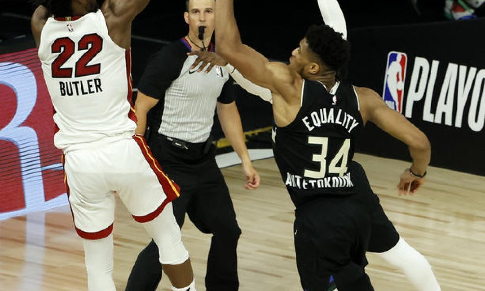 Jimmy Butler i Giannis Antetokounmpo - ključni trenutak utakmice