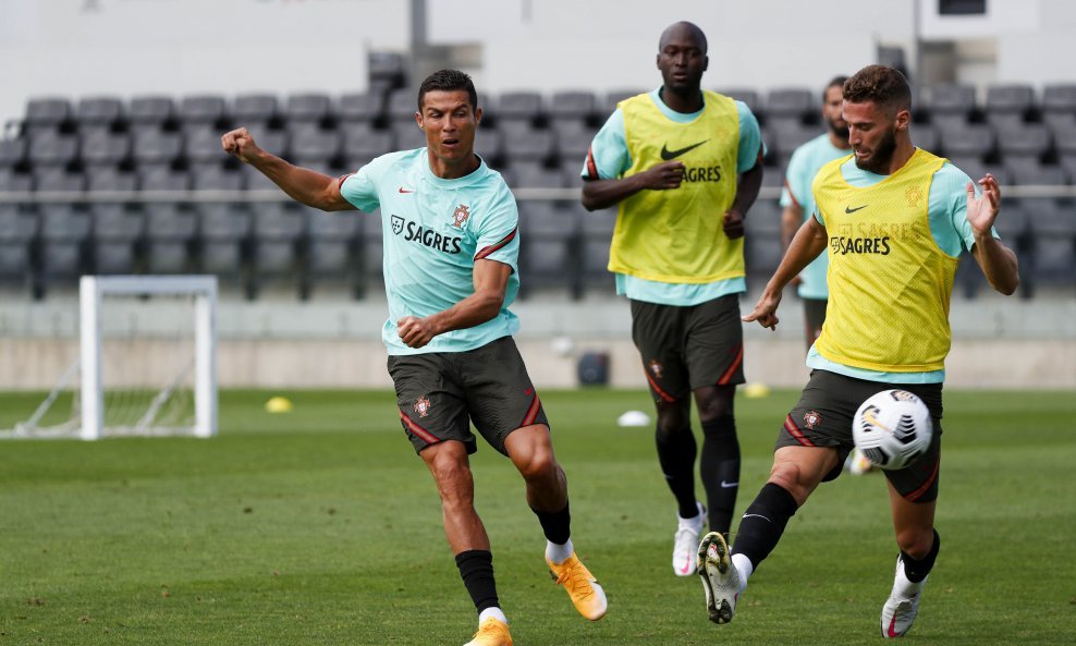 Cristiano Ronaldo (lijevo) na treningu Portugala