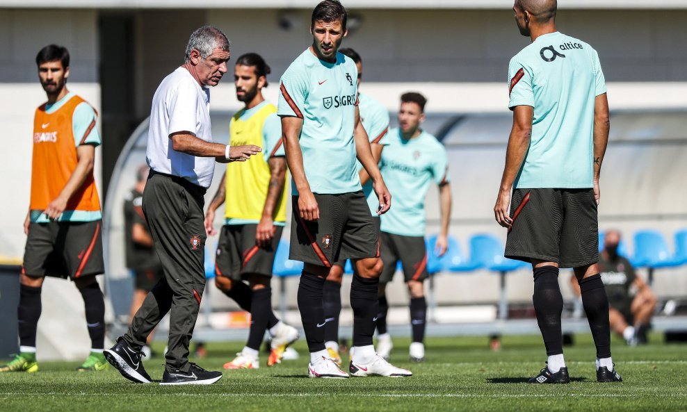 Fernando Santos (prvi slijeva), Ruben Dias i Pepe (okrenut leđima)