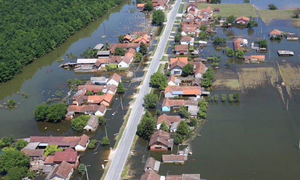 Poplavljeno Rajevo selo iz zraka