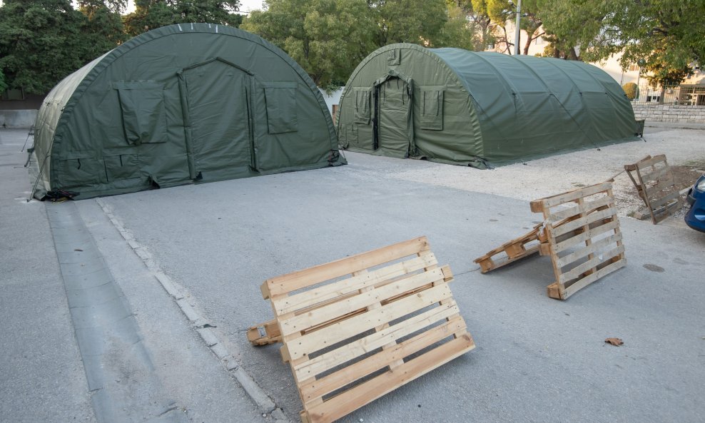 Šatori pred bolnicom u Zadru