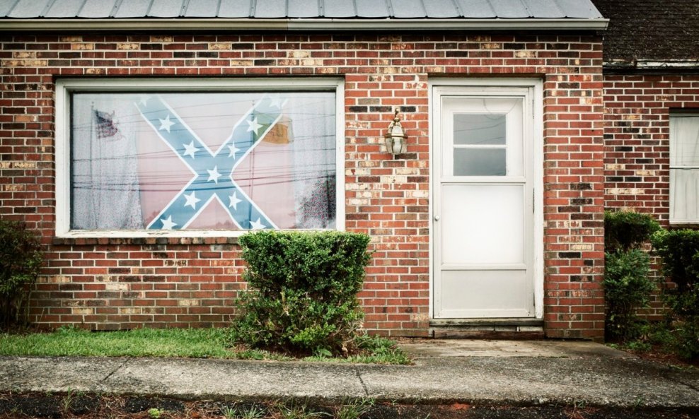Zastava Konfederacije vrišti s prozora obiteljske kuće
