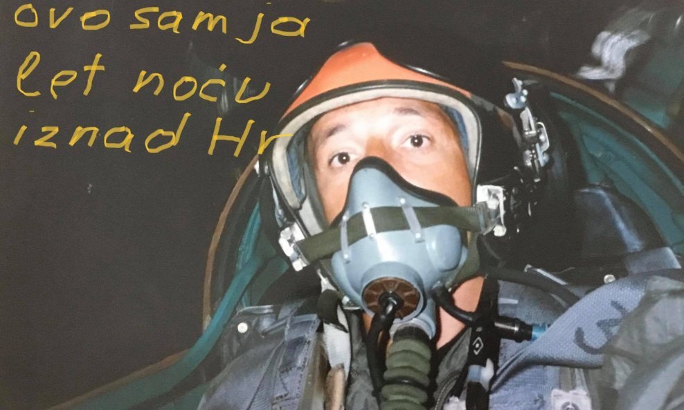 Umirovljeni pilot HRZ-a Selak objavio je i fotografiju kojom dokazuje da je letio noću