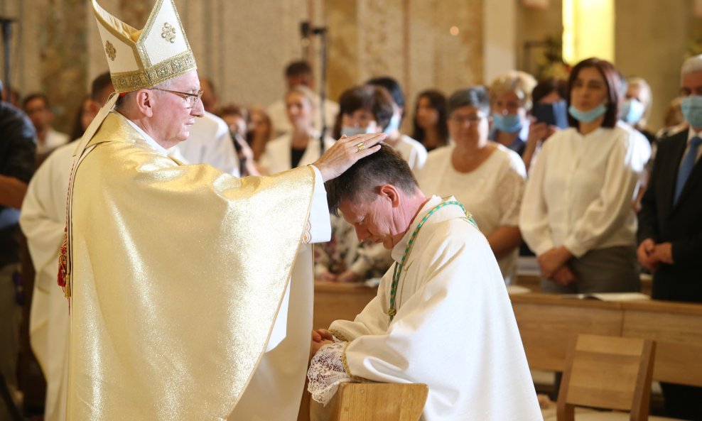 Obred redjenja Mons. Ante Jozia, imenovanog naslovnog nadbiskupa Cisse, apostolskog nuncija u Bjelorusiji, za biskupa u novoj zupnoj crkvi Svete Obitelji Gospina prasvetista u Solinu