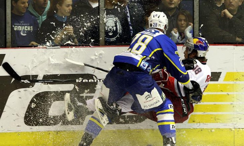 Alan Letang (Medveščak) vs. Jonathan Filewich (Red Bull Salzburg), Ebel 2009-10