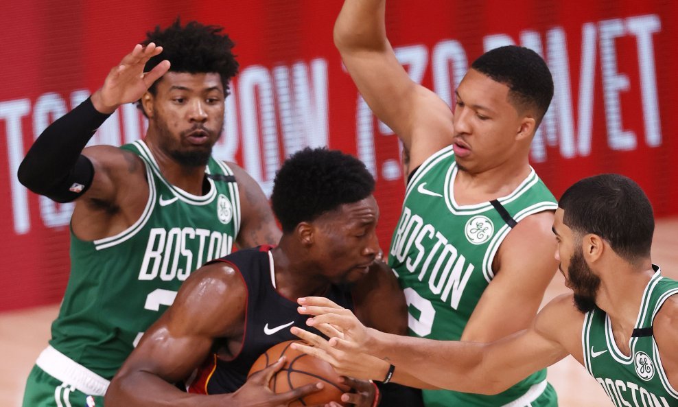 Bam Adebayo (u sredini) zaustavljen od Bostonovog trojca (Marcus Smart, Grant Williams i Jayson Tatum)