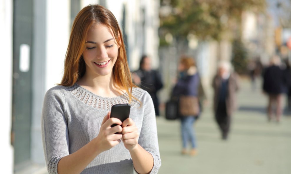 žena djevojka mobitel pametni telefon smartphone sretna