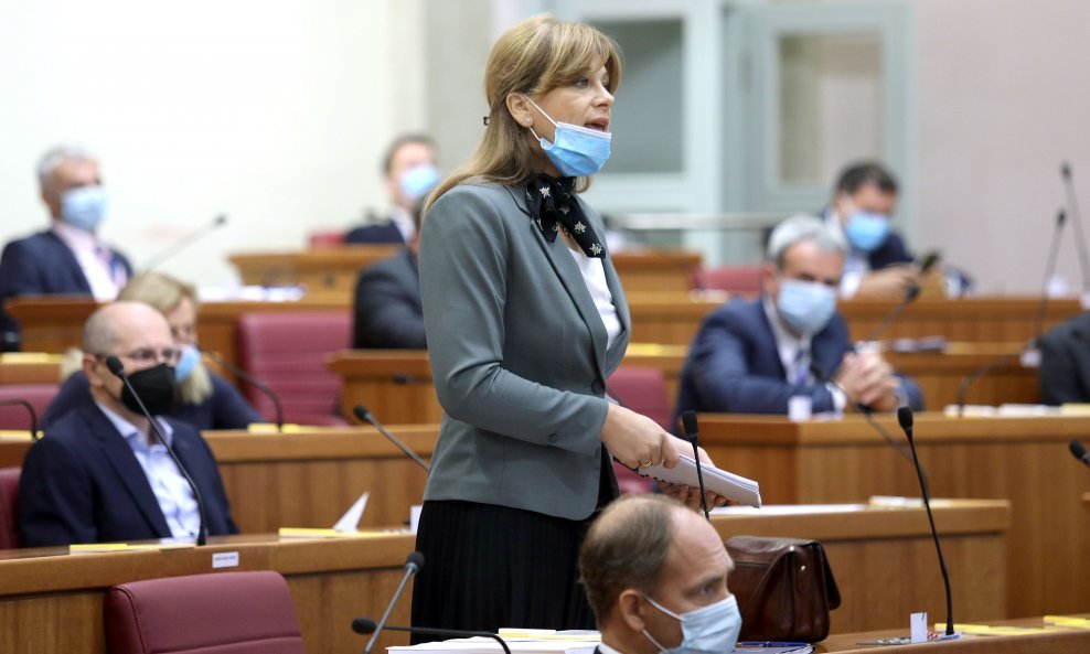 Karolina Vidović Krišto pojavila se na početku s maskom, no kasnije ju je skinula zbog čega je udaljena sa sjednice