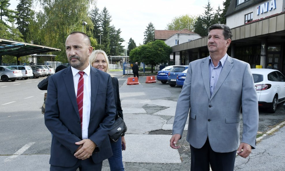 Hrvoje Zekanović i Željko Sačić održali su konferenciju za medije ispred sisačke rafinerije