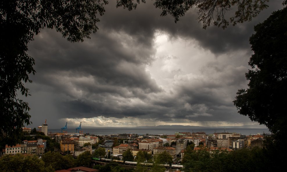 Tmurni oblaci nad Rijekom