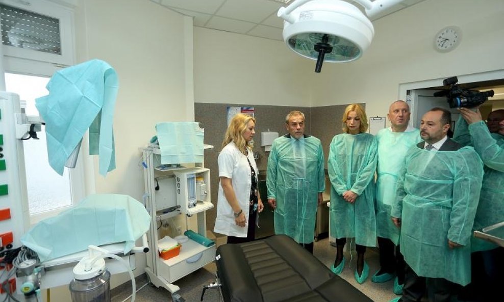 Gradonacelnik Milan Bandic otvorio je Odjel za djecju kirurgiju Djecje bolnice Srebrnjak. Milan Bandic, Mirna Situm
