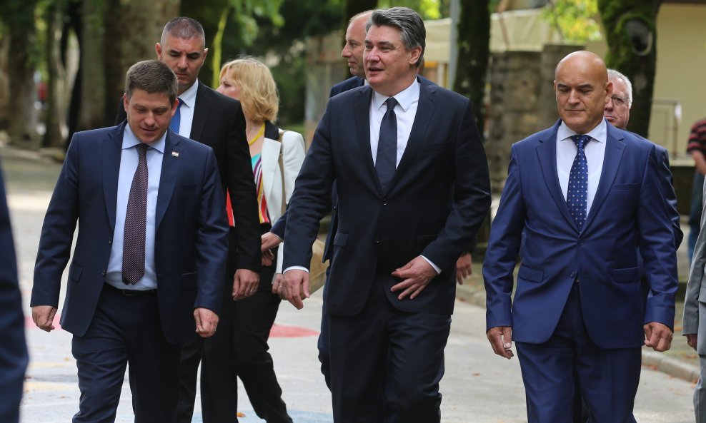 Zoran Milanović u društvu ministra prometa Olega Butkovića i istarskih dužnosnika u Pazinu