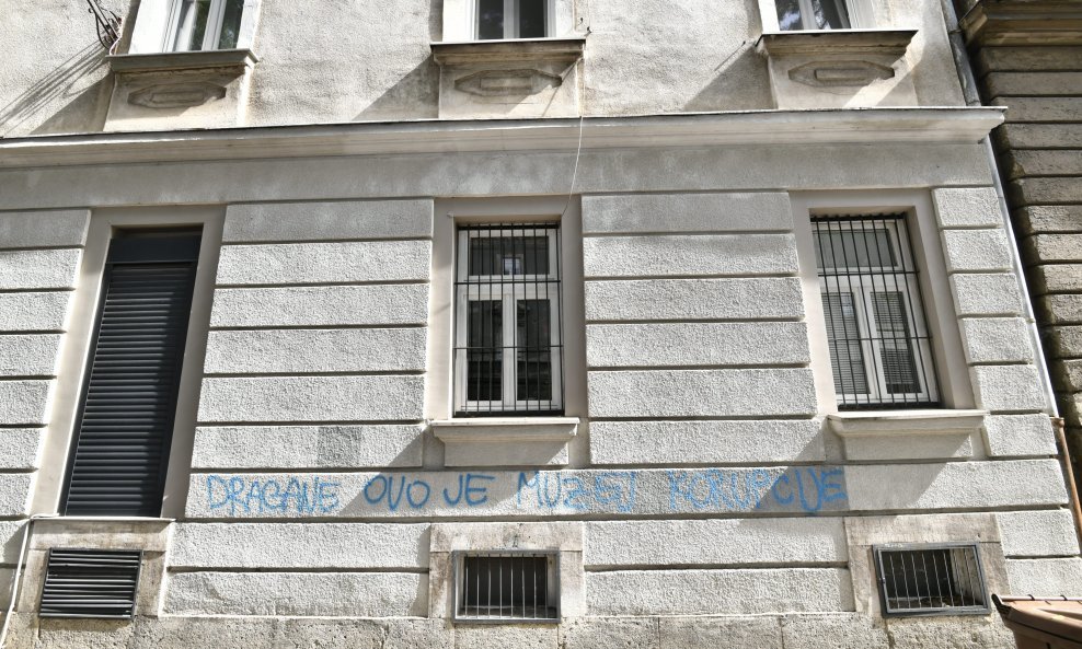 Pročelje zgrade u Slovenskoj 9 u petak je obogaćeno grafitom