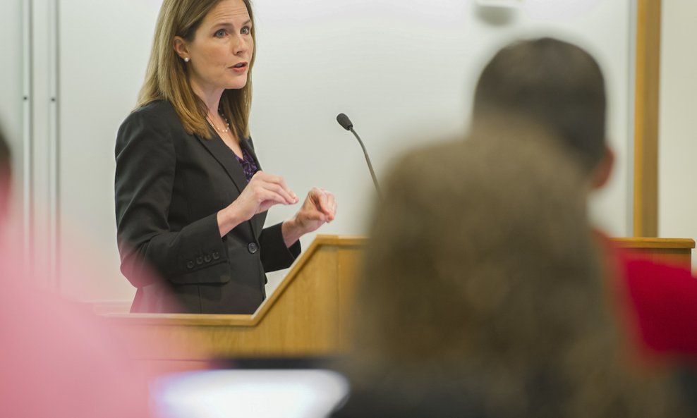 Trump će na ispražnjeno mjesto u Vrhovnom sudu SAD-a nominirati Amy Coney Barrett