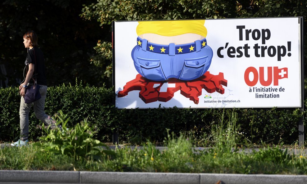 Plakat Švicarske narodne stranke kojim su promovirali svoj zahtjev za referendumom