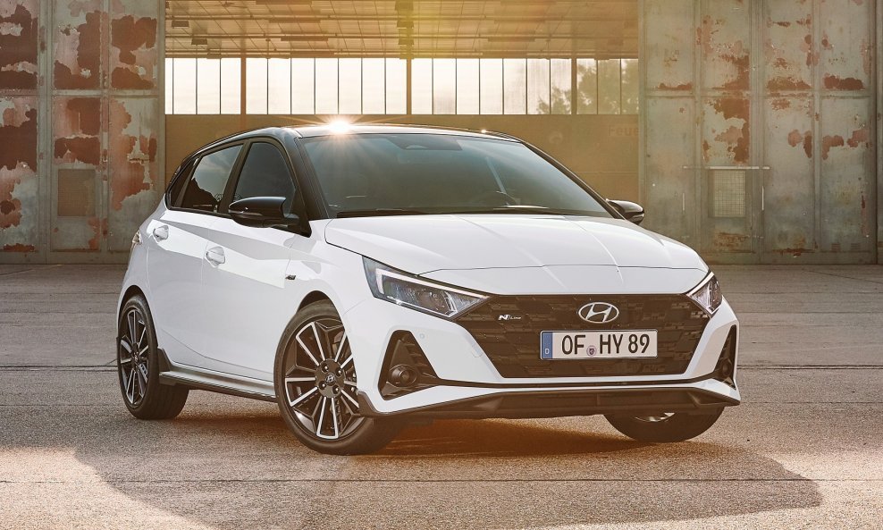 Hyundai i20 N Line kombinira sveobuhvatnu tehnologiju povezivanja i sigurnosti potpuno novog i20 sa sportskom linijom N Line kroz poboljšane elemente interijera i eksterijera