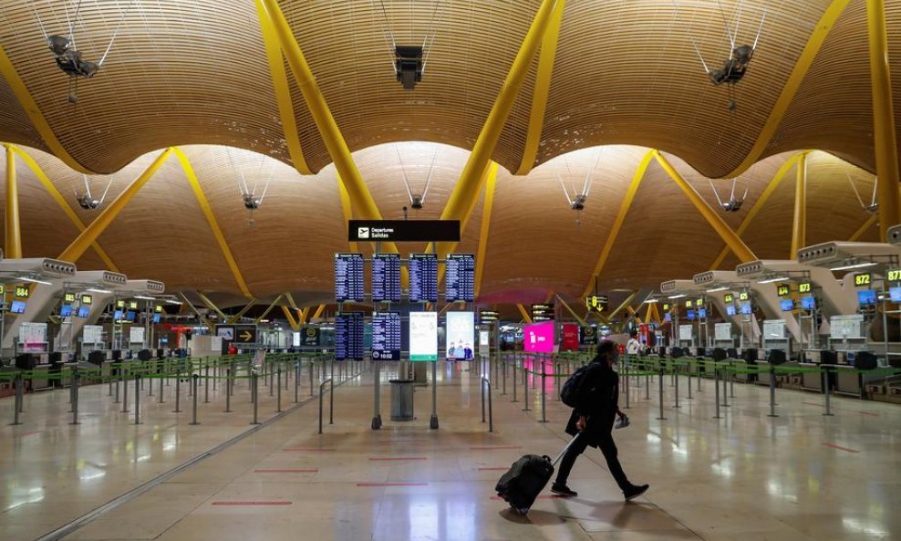 Prazan terminal na aerodromu u Barceloni