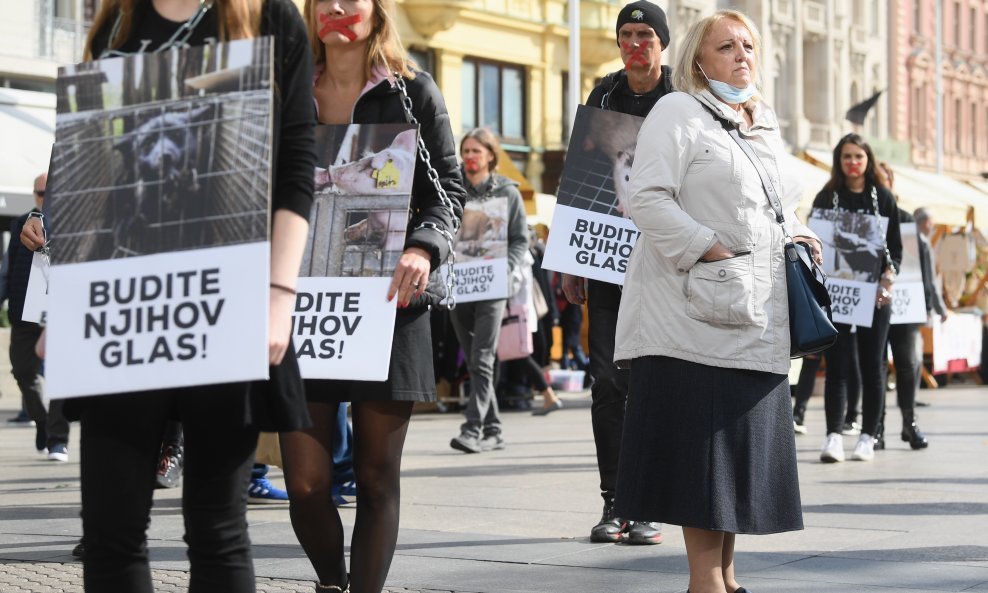 Performans Prijatelja životinja na Trgu bana Jelačića