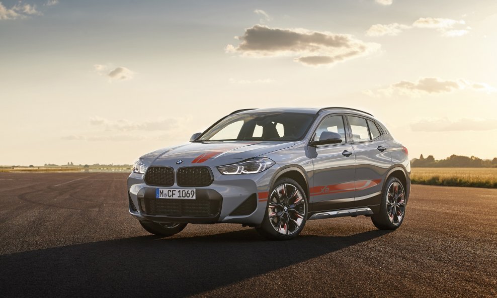 BMW X2 M Mesh Edition ističe se među ostalim i po svom 'BMW M Mesh bubregu' prednjoj rešetki u crnoj boji visokog sjaja s trodimenzionalnom mrežom nadahnutom motorsportom