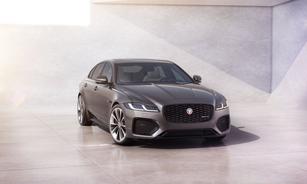 Jaguar XF Saloon i XF Sportbrake se odlikuju probranim nizom motora Ingenium koji čine četverocilindrični benzinski i dizelski motori sljedeće generacije, pri čemu su dizelski motori opremljeni blago hibridnom tehnologijom (MHEV)