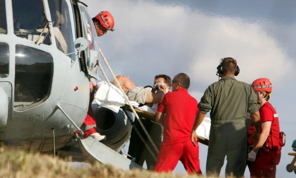 Luka Bebić Helikopter Hrvatskog ratnog zrakoplovstva prebacuje Luku Bebića u KBC Split