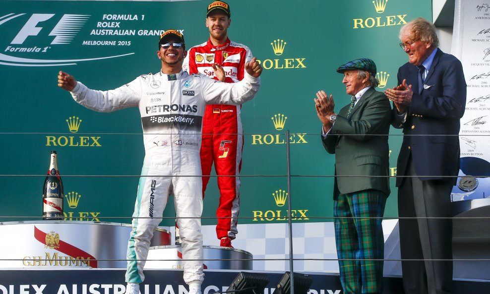 Lewis Hamilton dok mu plješće Jackie Stewart